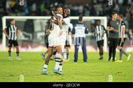 Rio De Janeiro, Brasilien. 26.. Juni 2022. RJ - Rio de Janeiro - 06/26/2022 - BRASILIANISCHER A 2022, BOTAFOGO X FLUMINENSE - Fluminense-Spieler Manoel feiert den Sieg mit Caio Paulista Spieler seiner Mannschaft nach dem Spiel gegen Botafogo im Engenhao Stadion für die brasilianische Meisterschaft A 2022. Foto: Jorge Rodrigues/AGIF/Sipa USA Quelle: SIPA USA/Alamy Live News Stockfoto