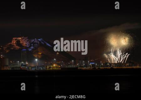 Eine Langzeitaufnahme, Feuerwerk und das Schloss Santa Barbara in Alicante, Spanien Stockfoto