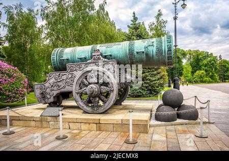 Zar Cannon (König der Kanonen) im Moskauer Kreml, Russland. Es ist ein historisches Wahrzeichen Moskaus. Große alte Bronzekanone, Zar Puschka auf Russisch, in Moskau Stockfoto