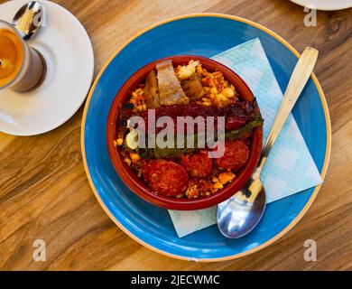 Spanische Gericht Migas serviert auf dem Tisch in einer Schüssel Stockfoto