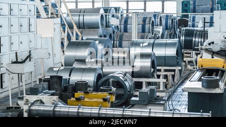 Rollen aus verzinktem Stahlblech im Lager der metallverarbeitenden Fabrik. Stockfoto