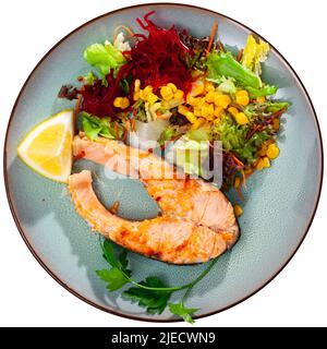 Gebackenes Lachssteak mit Zitronen- und Gemüsesalat Stockfoto