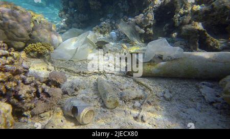 Rotes Meer, Ägypten. 26.. Juni 2022. Meeresboden mit wunderschönem Korallenriff, bedeckt mit Plastik und anderem Müll, Rotes Meer, Ägypten (Bild: © Andrey Nekrasov/ZUMA Press Wire) Stockfoto