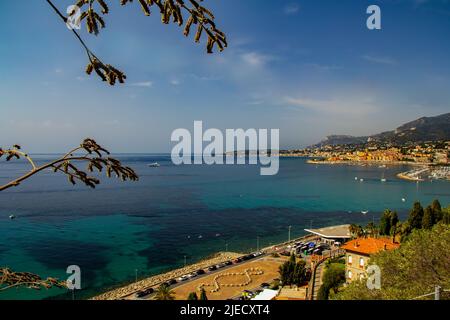 Panorama-Luftaufnahme Französisch-italienische Grenzkontrolle in Ventimiglia, Ligurien, Italien. Grenzposten von San Ludovico., Menton: August 13,2021 Stockfoto