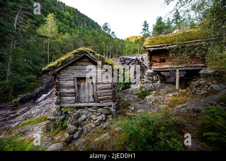 Alte Wassermühlen mit Grasdächern, Norwegen. Skandinavische Landschaft Stockfoto