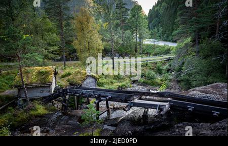 Alte Wassermühlen mit Grasdächern, Norwegen. Skandinavische Landschaft Stockfoto