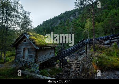 Alte Wassermühle mit Grasdächern, Norwegen. Skandinavische Landschaft Stockfoto