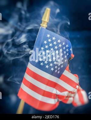 Brennende amerikanische Flagge Stockfotografie - Alamy