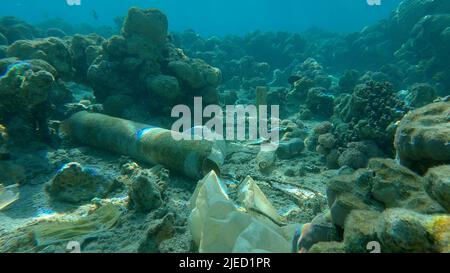 Rotes Meer, Ägypten. 26.. Juni 2022. Meeresboden mit wunderschönem Korallenriff, bedeckt mit Plastik und anderem Müll, Rotes Meer, Ägypten (Bild: © Andrey Nekrasov/ZUMA Press Wire) Stockfoto