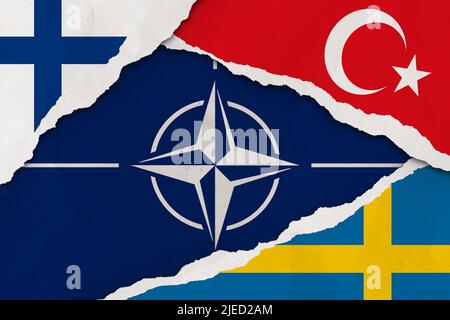 NATO, Türkei, Schweden und Finnland Flagge zerrissene Papier Grunge Hintergrund. Abstrakt NATO-Mitgliedschaft, politische Konflikte, Kriegskonzept Texturhintergrund Stockfoto