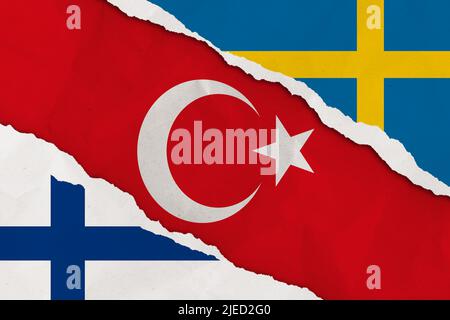 Türkei, Finnland und Schweden Flagge gerissen Papier Grunge Hintergrund. Abstrakt NATO-Mitgliedschaft, politische Konflikte, Kriegskonzept Texturhintergrund Stockfoto