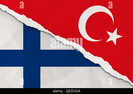 Türkei und Finnland Flagge gerissen Papier Grunge Hintergrund. Abstrakt NATO-Mitgliedschaft, politische Konflikte, Kriegskonzept Texturhintergrund Stockfoto