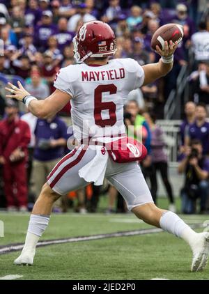 Der Oklahoma Quarterback, Baker Mayfield, macht den Ball in einem intensiven Auswärtsspiel gegen die Kansas State Wildcats. Stockfoto