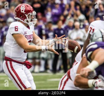 Der Oklahoma Quarterback, Baker Mayfield, macht den Ball in einem intensiven Auswärtsspiel gegen die Kansas State Wildcats. Stockfoto