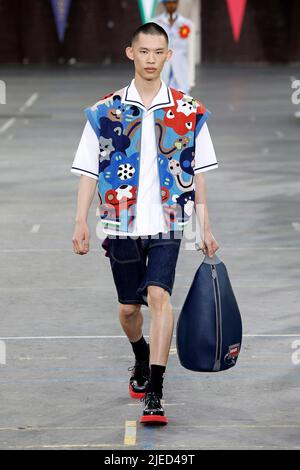 Paris, Frankreich. 26.. Juni 2022. Ein Modell präsentiert eine Kreation aus der Frühjahr/Sommer 2023 Kollektion von KENZO während der Men's Fashion Week in Paris, Frankreich, am 26. Juni 2022. Quelle: Piero Biasion/Xinhua/Alamy Live News Stockfoto