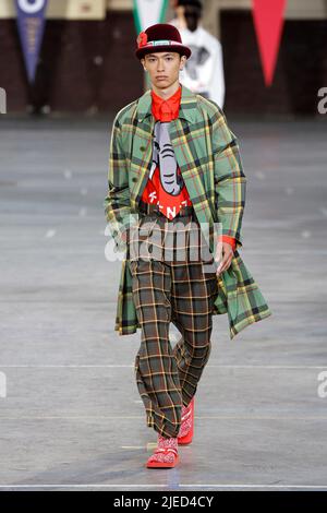 Paris, Frankreich. 26.. Juni 2022. Ein Modell präsentiert eine Kreation aus der Frühjahr/Sommer 2023 Kollektion von KENZO während der Men's Fashion Week in Paris, Frankreich, am 26. Juni 2022. Quelle: Piero Biasion/Xinhua/Alamy Live News Stockfoto