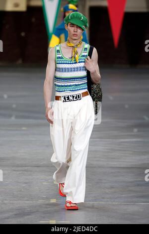 Paris, Frankreich. 26.. Juni 2022. Ein Modell präsentiert eine Kreation aus der Frühjahr/Sommer 2023 Kollektion von KENZO während der Men's Fashion Week in Paris, Frankreich, am 26. Juni 2022. Quelle: Piero Biasion/Xinhua/Alamy Live News Stockfoto