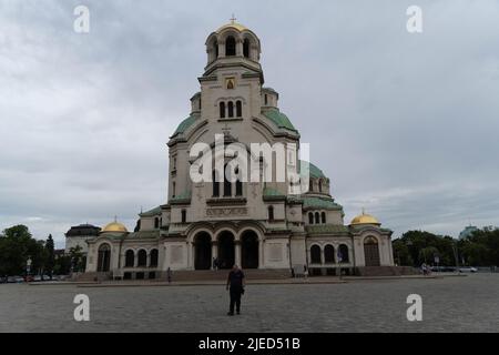 Sofia, Sofia, Bulgarien. 26.. Juni 2022. Ein Mann geht vor die Alexander-Nevsky-Kathedrale, in der Stadt Sofia, Bulgarien. (Bild: © Matias Basualdo/ZUMA Press Wire) Stockfoto