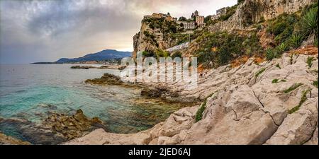 Ventimiglia, Ligurien, Provinz Imperia, Italien .Wild Balzi Rossi Strand, Grenze zu Frankreich mit Blick auf Menton. Stockfoto