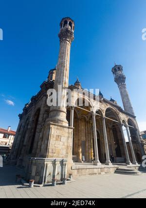 Blick auf die Aziziye Moschee unter blauem Himmel Stockfoto