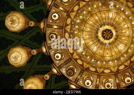 Riesiger Kronleuchter in der Sultan Qaboos Moschee, Oman Stockfoto