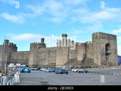 Schloss Caernarfon und Parkplatz an einem bewölkten Tag. Stockfoto