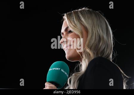 Leeds, England, 24.. Juni 2022. Sky Sports und ITV-Moderatorin Laura Woods beim Freundschaftsspiel Women's International in der Elland Road, Leeds. Bildnachweis sollte lauten: Isaac Parkin / Sportimage Stockfoto