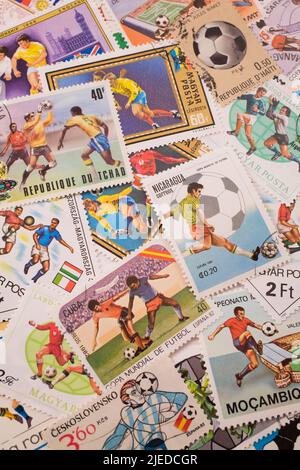 Alte Briefmarken aus verschiedenen Ländern zum Gedenken an den Fußballsport, Studio Composition, Quebec, Kanada Stockfoto