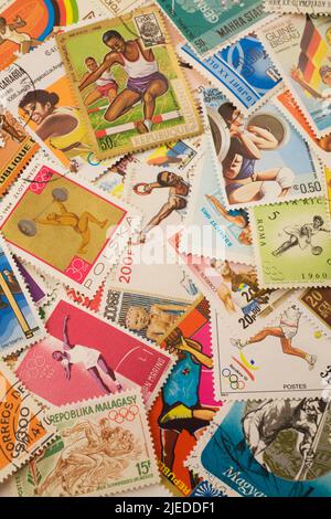 Verschiedene alte Briefmarken aus verschiedenen Ländern, die an verschiedene olympische Sommersportarten erinnern. Stockfoto
