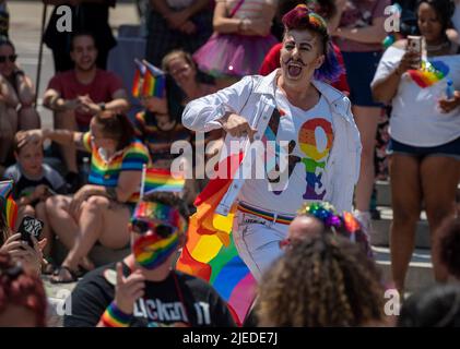 Wilkes Barre, Usa. 26.. Juni 2022. Ein Performer Xander Valentine spaziert bei der Gay Pride Party durch das Publikum. Wilkes-Barre, Pennsylvania, veranstaltete seine erste Gay Pride Parade. Die Parade ging die Hauptstraße entlang und auf den Public Square, wo eine Party mit Drag-Performances, Informationsständen und LGBTQIA-Informationen zu finden war. Kredit: SOPA Images Limited/Alamy Live Nachrichten Stockfoto