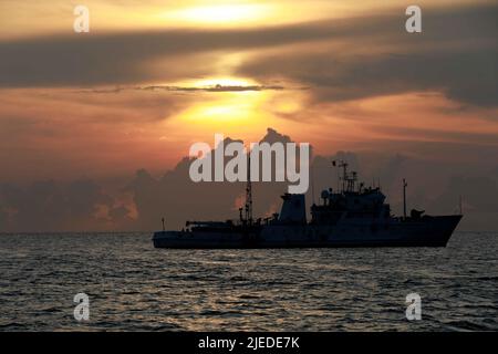 ZHANJIANG, CHINA - 26. JUNI 2022 - Polizeischiffe der Fischereiverwaltung patrouillieren in der Stadt Jianghong, Bezirk Suixi, Stadt Zhanjiang, Süden Stockfoto