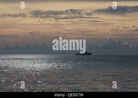 ZHANJIANG, CHINA - 26. JUNI 2022 - Polizeischiffe der Fischereiverwaltung patrouillieren in der Stadt Jianghong, Bezirk Suixi, Stadt Zhanjiang, Süden Stockfoto