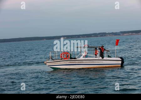 ZHANJIANG, CHINA - 26. JUNI 2022 - Polizeischiffe der Fischereiverwaltung patrouillieren in der Stadt Jianghong, Bezirk Suixi, Stadt Zhanjiang, Süden Stockfoto