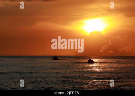 ZHANJIANG, CHINA - 26. JUNI 2022 - Polizeischiffe der Fischereiverwaltung patrouillieren in der Stadt Jianghong, Bezirk Suixi, Stadt Zhanjiang, Süden Stockfoto