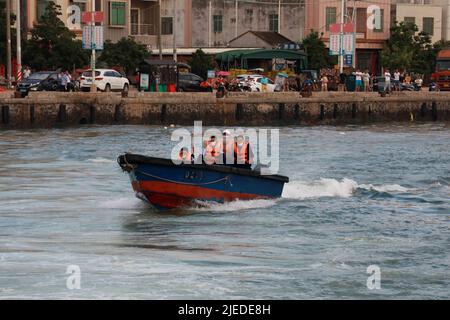 ZHANJIANG, CHINA - 26. JUNI 2022 - Polizeischiffe der Fischereiverwaltung patrouillieren in der Stadt Jianghong, Bezirk Suixi, Stadt Zhanjiang, Süden Stockfoto