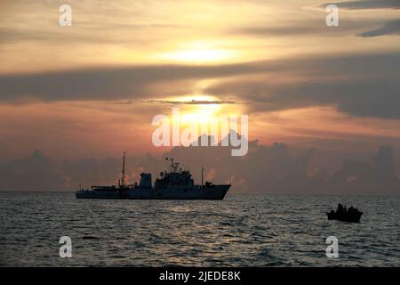 ZHANJIANG, CHINA - 26. JUNI 2022 - Polizeischiffe der Fischereiverwaltung patrouillieren in der Stadt Jianghong, Bezirk Suixi, Stadt Zhanjiang, Süden Stockfoto