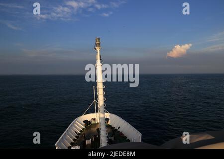 ZHANJIANG, CHINA - 26. JUNI 2022 - Polizeischiffe der Fischereiverwaltung patrouillieren in der Stadt Jianghong, Bezirk Suixi, Stadt Zhanjiang, Süden Stockfoto