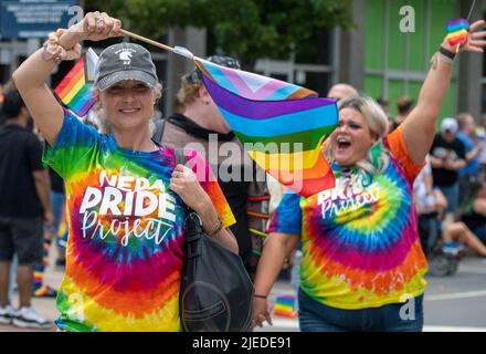 Wilkes Barre, Usa. 26.. Juni 2022. Frauen schwingen Regenbogenfahnen, während sie in der Gay Pride Parade marschieren. Wilkes-Barre, Pennsylvania, veranstaltete seine erste Gay Pride Parade. Die Parade ging die Hauptstraße entlang und auf den Public Square, wo eine Party mit Drag-Performances, Informationsständen und LGBTQIA-Informationen zu finden war. Kredit: SOPA Images Limited/Alamy Live Nachrichten Stockfoto