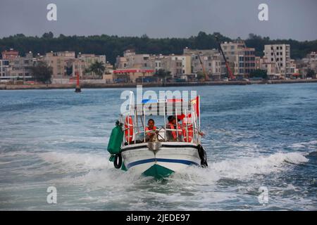 ZHANJIANG, CHINA - 26. JUNI 2022 - Polizeischiffe der Fischereiverwaltung patrouillieren in der Stadt Jianghong, Bezirk Suixi, Stadt Zhanjiang, Süden Stockfoto