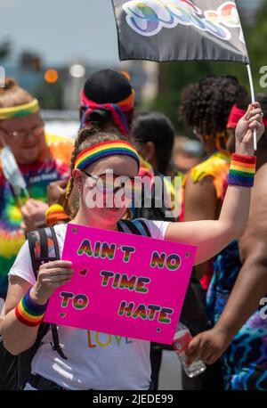 Wilkes Barre, Usa. 26.. Juni 2022. Marcher hält ein Plakat während einer Gay Pride Parade. Wilkes-Barre, Pennsylvania, veranstaltete seine erste Gay Pride Parade. Die Parade ging die Hauptstraße entlang und auf den Public Square, wo eine Party mit Drag-Performances, Informationsständen und LGBTQIA-Informationen zu finden war. Kredit: SOPA Images Limited/Alamy Live Nachrichten Stockfoto