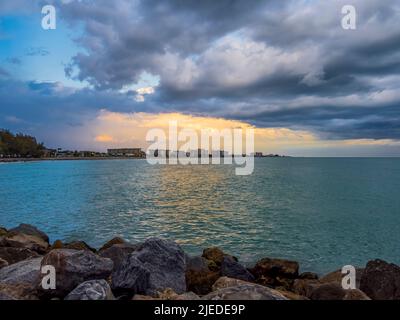 Stürmischer Himmel über dem Golf von Mexiko und der Küste von Venedig, Florida, USA Stockfoto