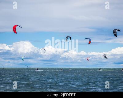Kiteboarder oder Kitesurfer in Tampa Bay in St. Petersburg, Florida, USA Stockfoto