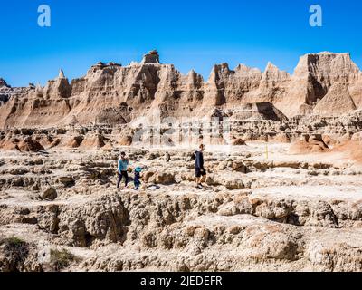 People on the Door Trail im Badlands National Park in South Dakota Stockfoto