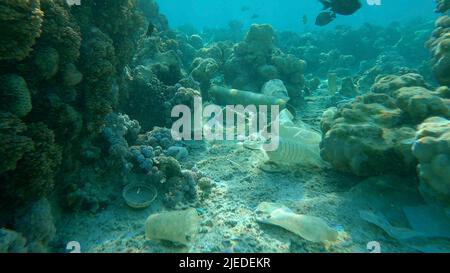 Rotes Meer, Ägypten. 26.. Juni 2022. Meeresboden mit wunderschönem Korallenriff, bedeckt mit Plastik und anderem Müll, Rotes Meer, Ägypten (Bild: © Andrey Nekrasov/ZUMA Press Wire) Stockfoto