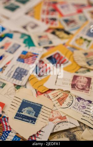 Verschiedene und alte US-Briefmarken, Studio Composition, Quebec, Kanada Stockfoto
