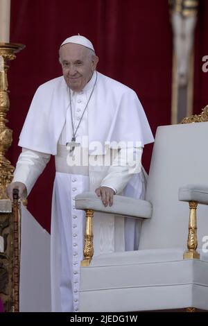 Vatikanstadt, Vatikan. 25. Juni 2022. Papst Franziskus nimmt an der Heiligen Messe auf dem Petersplatz anlässlich des Welttreffens der Familien 10. Teil. Quelle: Maria Grazia Picciarella/Alamy Live News Stockfoto