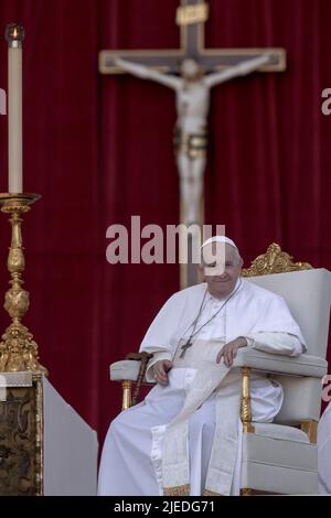 Vatikanstadt, Vatikan. 25. Juni 2022. Papst Franziskus nimmt an der Heiligen Messe auf dem Petersplatz anlässlich des Welttreffens der Familien 10. Teil. Quelle: Maria Grazia Picciarella/Alamy Live News Stockfoto