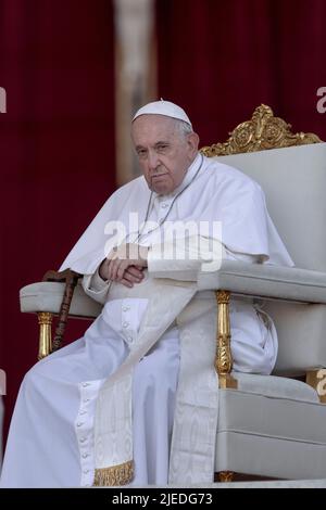 Vatikanstadt, Vatikan. 25. Juni 2022. Papst Franziskus nimmt an der Heiligen Messe auf dem Petersplatz anlässlich des Welttreffens der Familien 10. Teil. Quelle: Maria Grazia Picciarella/Alamy Live News Stockfoto