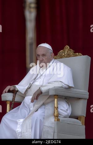 Vatikanstadt, Vatikan. 25. Juni 2022. Papst Franziskus nimmt an der Heiligen Messe auf dem Petersplatz anlässlich des Welttreffens der Familien 10. Teil. Quelle: Maria Grazia Picciarella/Alamy Live News Stockfoto