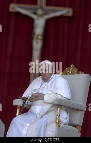 Vatikanstadt, Vatikan. 25. Juni 2022. Papst Franziskus nimmt an der Heiligen Messe auf dem Petersplatz anlässlich des Welttreffens der Familien 10. Teil. Quelle: Maria Grazia Picciarella/Alamy Live News Stockfoto